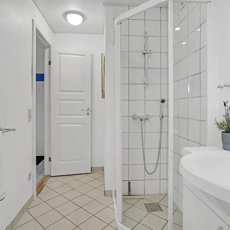 1 Bedroom Beautiful In * イェリング